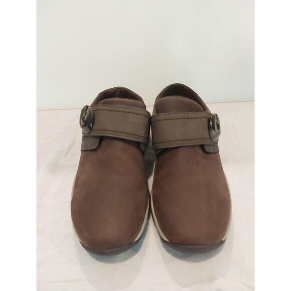 EASY SPIRIT Seequip Women's Brown Leather Slip On Mules Shoes Sz 6 Button Detail - Picture 1 of 5